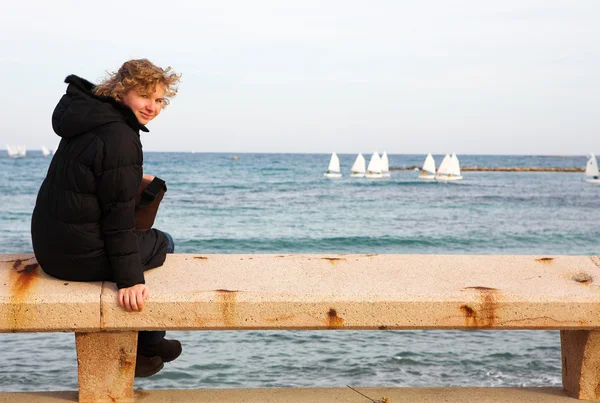 アンティーブ、フランスの桟橋に座っている人 — ストック写真