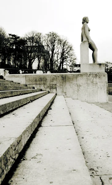 Treppe und Statue in Paris, Frankreich. Treppen im Fokus — Stockfoto