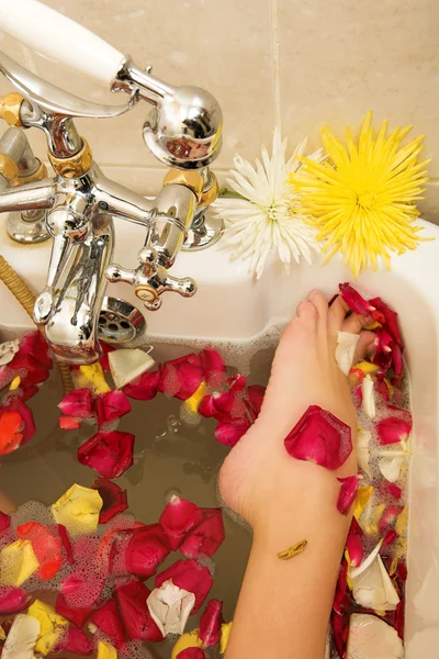 Los pies de una persona en un baño . —  Fotos de Stock