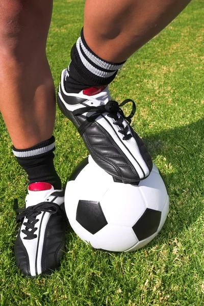 サッカー ボールの上の 1 つの足に男子サッカー (サッカー) プレーヤー、審判やコーチ立っています。. — ストック写真