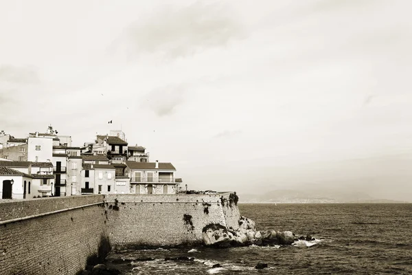 En staden antibes, Frankrike med utsikt över havet. sepiaton — Stockfoto