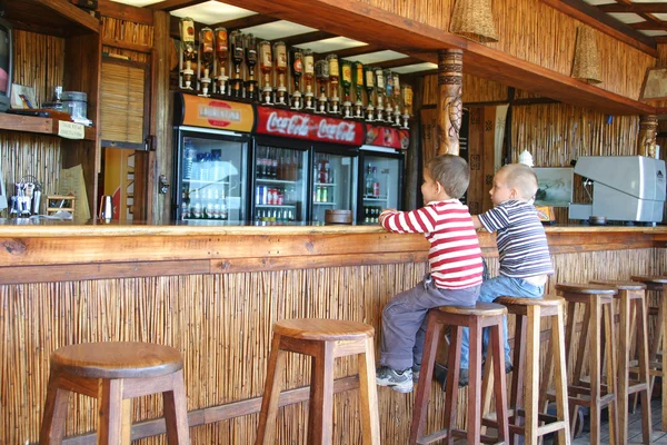 Kinderen zitten aan de balie — Stockfoto