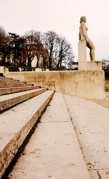Trappor och staty i paris, Frankrike. — Stockfoto