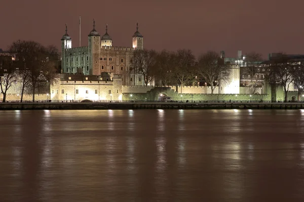 Un edificio junto al río Támesis, Londres . — Foto de Stock