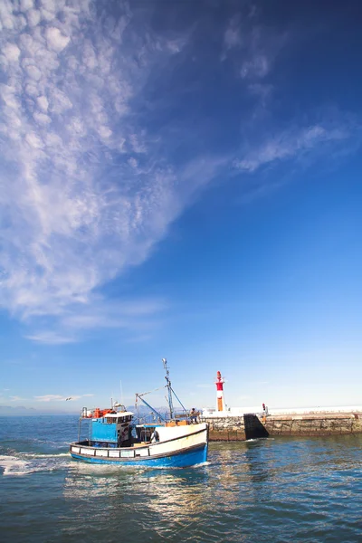 Een vissersboot invoeren van de haven in kalk bay harbor in de West-Kaap, Zuid-Afrika. — Stockfoto