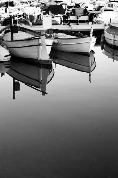 Yacht in un porto di Antibes, Francia — Foto Stock