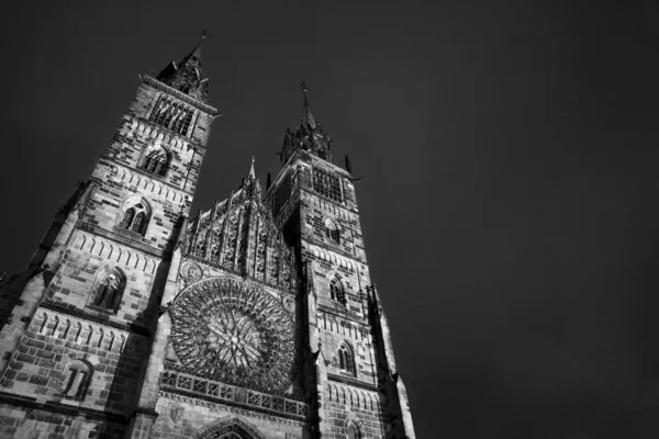 夜間 neurenburg の教会. — ストック写真