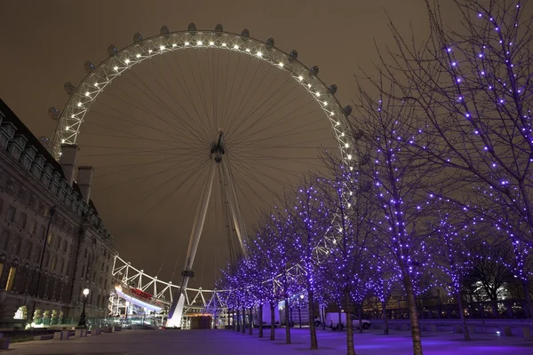 Decoraciones navideñas en los árboles con el London Eye al fondo — Foto de Stock