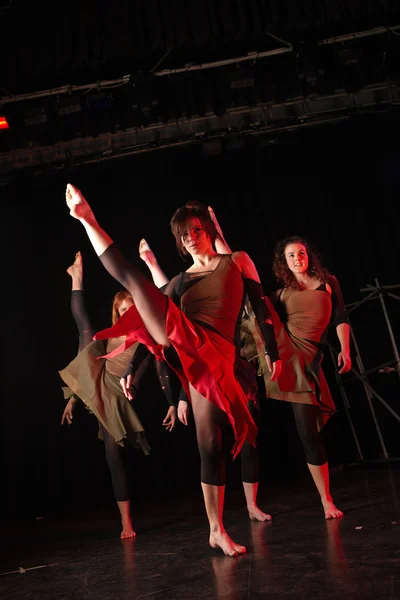 Een groep van vrije stijl hip-hop danseressen — Stockfoto