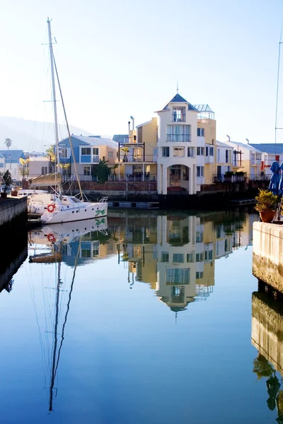 Boats and big house at Knysna Harbour, South Africa — Stock Photo, Image