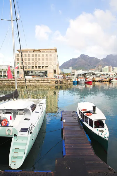 Två turist båtar i hamnen, waterfront i Kapstaden — Stockfoto
