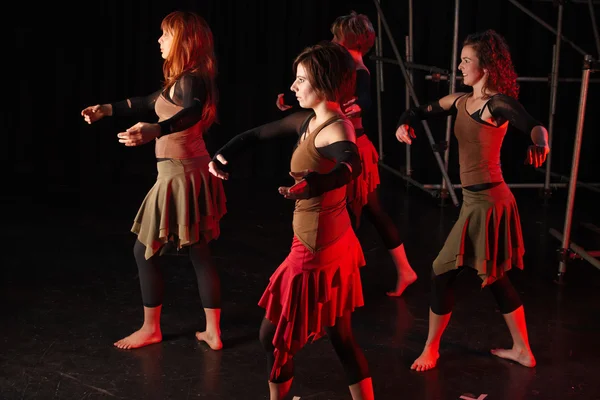 กลุ่มนักเต้นฮิปฮอปหญิงฟรีสไตล์ — ภาพถ่ายสต็อก
