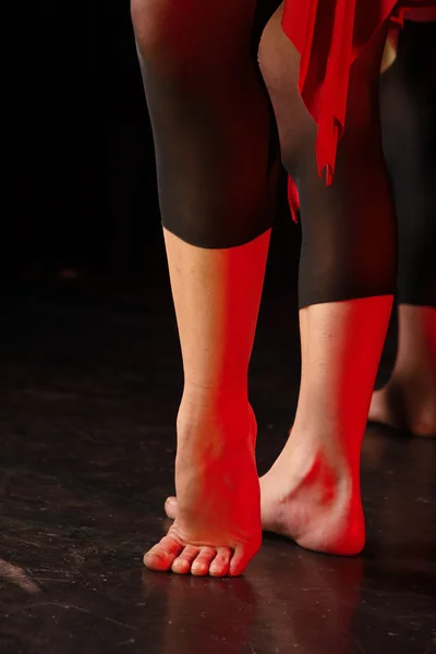 Die nackten Füße einer Tänzerin auf den Punkt — Stockfoto