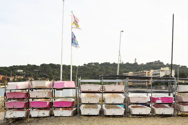 Bateaux empilés les uns sur les autres à Antibes, France . — Photo