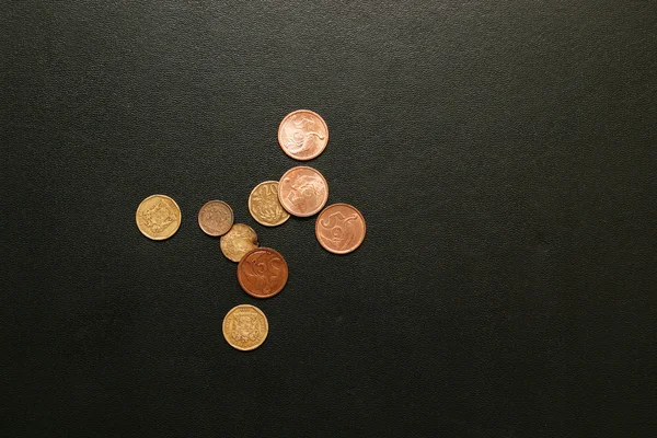 Ein kleiner Haufen türkischer Münzen auf einem glatten braunen Ledertuch — Stockfoto