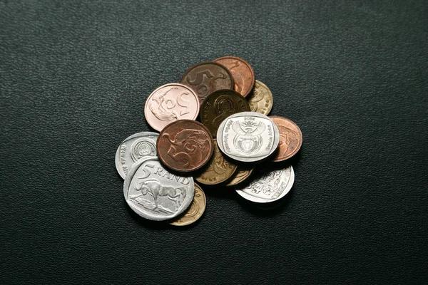 Münzen auf grauem Hintergrund — Stockfoto