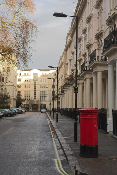 Londra banliyösünde kırmızı postbox — Stok fotoğraf