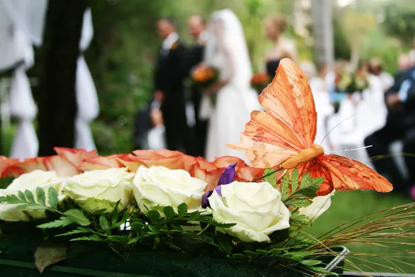 Butterfly decoration on wedding bouquet — Stock Photo, Image