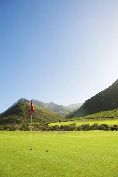 A golfpálya egy vörös zászló. — Stock Fotó