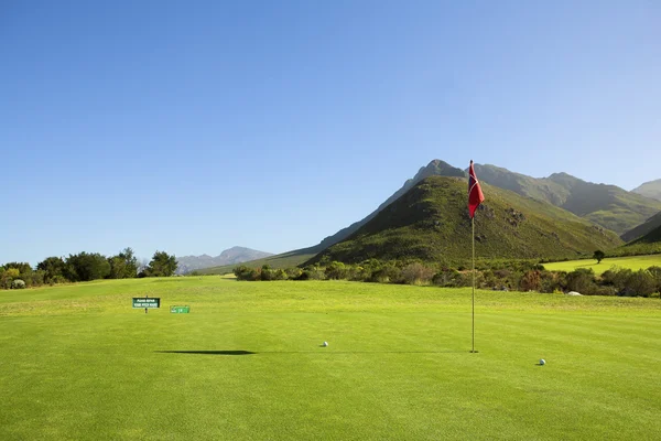 Golfplatz mit roter Fahne. — Stockfoto
