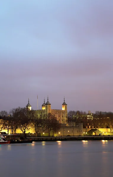 Een gebouw naast de rivier de thames, Londen — Stockfoto