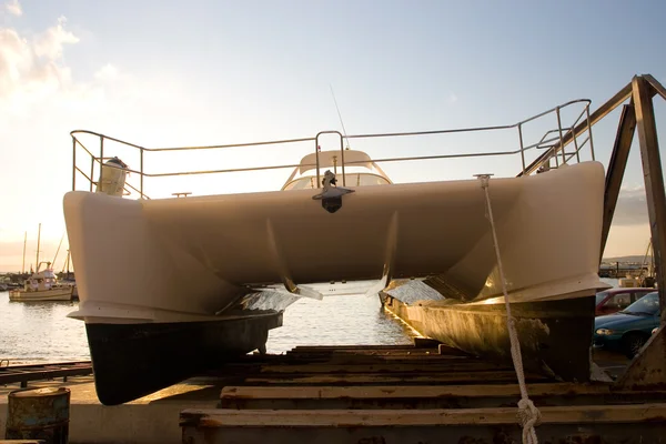 Catamarán en Drydock - Bahía Gordons, Sudáfrica — Foto de Stock