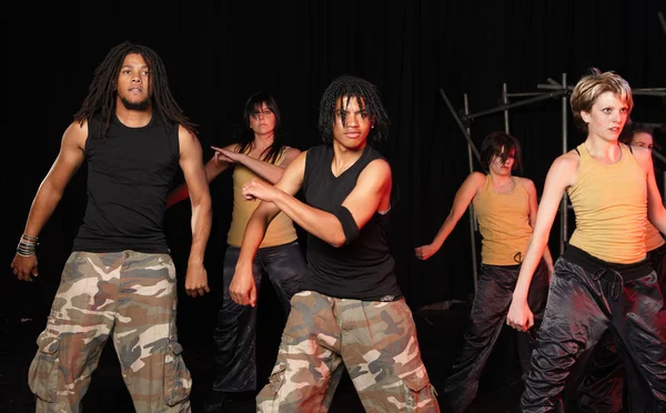 Couple of freestyle hip-hop dancers — Stock Photo, Image