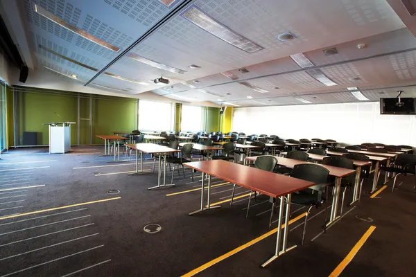 O interior de uma moderna sala de conferências — Fotografia de Stock