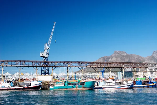 Boote im Hafen von Kapstadt, Südafrika — Stockfoto