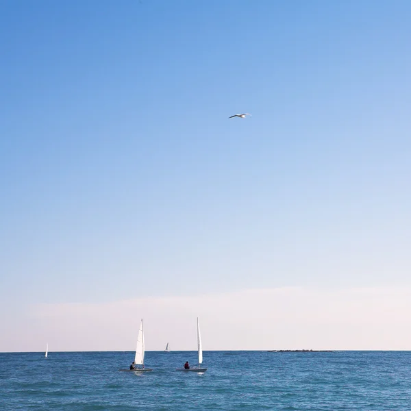 Das Meer und einige Segelboote in Antibes, Frankreich. — Stockfoto