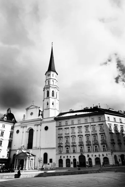 Alto edificio con alta torre a Vienna, Austria. Bianco e nero — Foto Stock