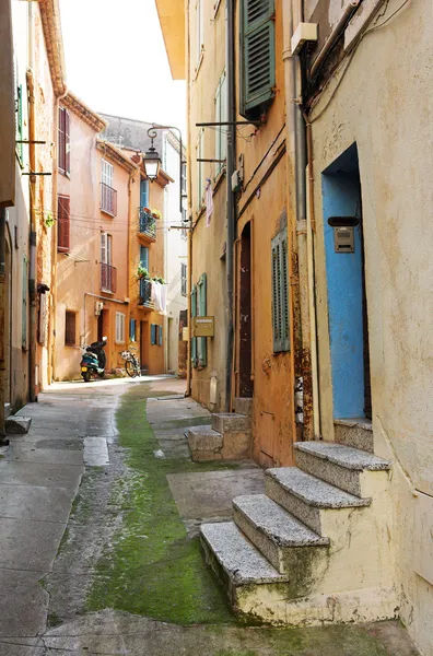 Straat met oude gebouwen in cannes, Frankrijk — Stockfoto