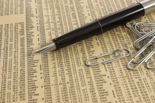 Stift liegt auf Aktienberichten — Stockfoto