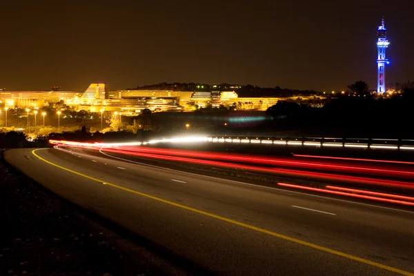 Gebouw van de Universiteit van Zuid-Afrika in pretoria, Zuid-Afrika op nachttijd — Stockfoto