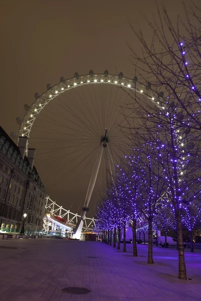 Decoraciones navideñas en los árboles con el London Eye al fondo — Foto de Stock