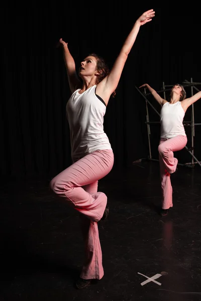 กลุ่มนักเต้นฮิปฮอปหญิงอิสระสามคน — ภาพถ่ายสต็อก