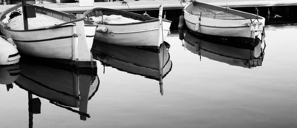 Un yate flotando en Antibes, Francia . — Foto de Stock