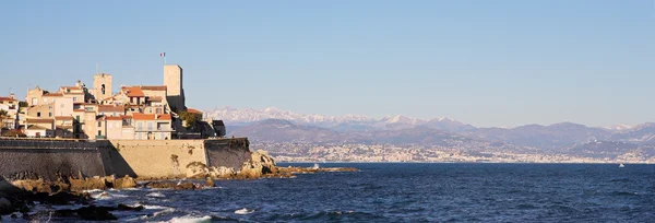 Een stad met uitzicht op de zee in antibes, Frankrijk. — Stockfoto