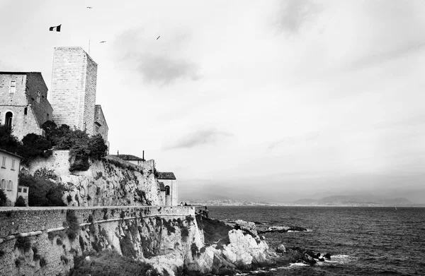 Una ciudad con vistas al mar en Antibes, Francia — Foto de Stock