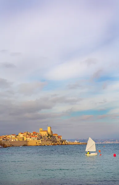 Een stad met uitzicht op de zee in antibes, Frankrijk — Stockfoto