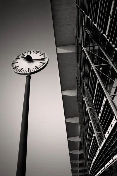 Vor dem fernseh- und eisbahnhof mit uhr in aix-en-provence, frankreich. — Stockfoto