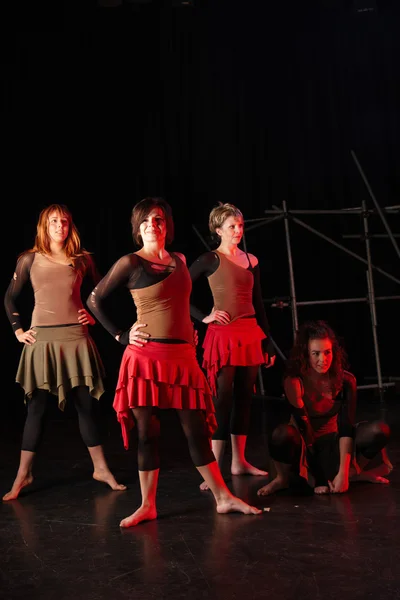 Group of female freestyle hip-hop dancers — Stock Photo, Image