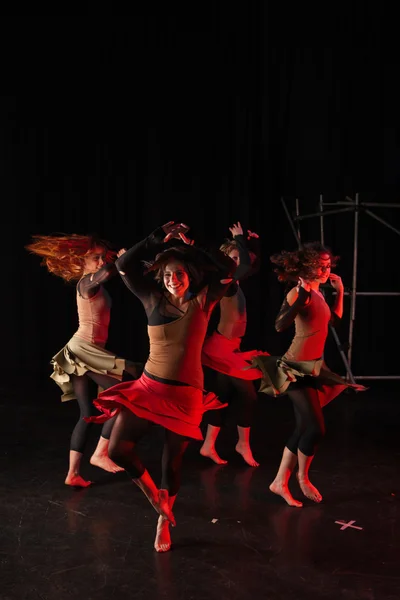 Group of female freestyle hip-hop dancers — Stock Photo, Image