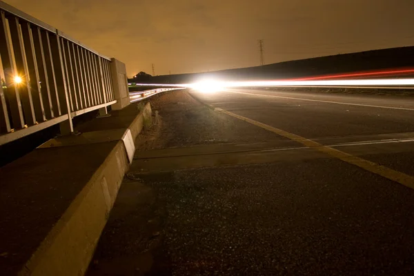 Bron och trafiken på nigt tid — Stockfoto