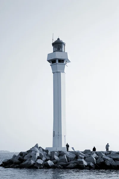 El faro en el borde del puerto (Port Le Vieux) en Cannes, Francia — Foto de Stock