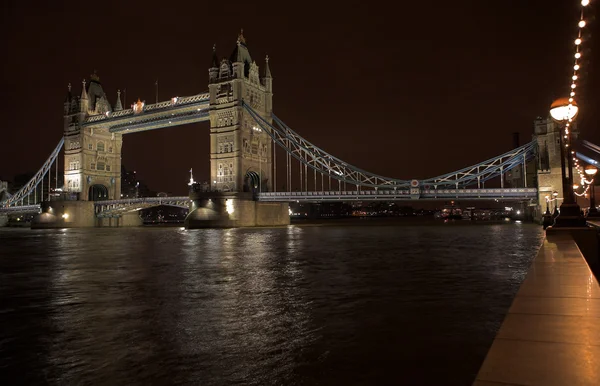 跳開橋タワー ブリッジ ロンドンでは、テムズ川の上の夜のシーン — ストック写真