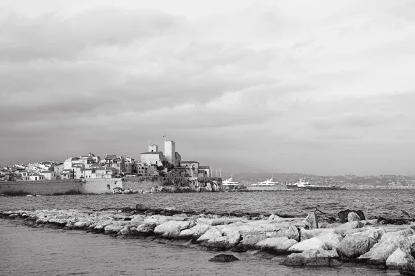 En stad med utsikt över havet i antibes, Frankrike — Stockfoto