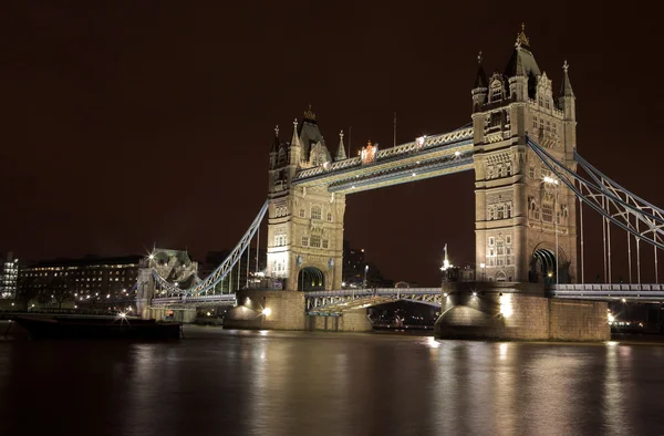 Klaffbro tower bridge i london, Nattbild över Themsen — Stockfoto