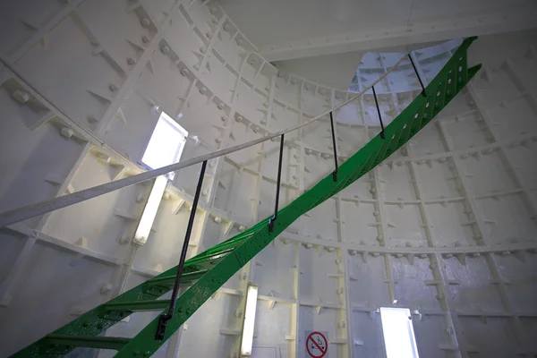 Yeşil metal döner merdiven içinde beyaz duvarlı bir deniz feneri — Stok fotoğraf