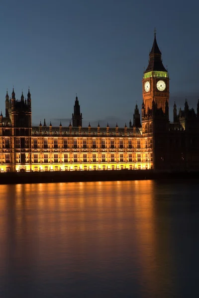 大笨钟和议会只是在日落以后在泰晤士河上的房子 — 图库照片
